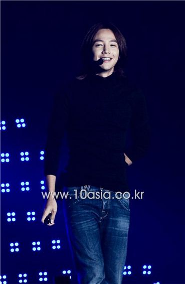 [PHOTO] Jang Keun-suk beckons to fans
