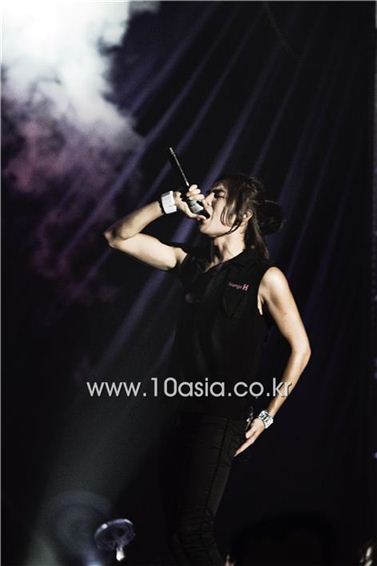 [PHOTO] Jang Keun-suk sings at fan meeting