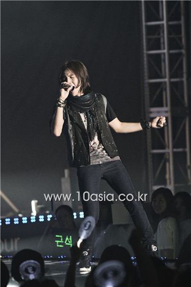[PHOTO] Jang Keun-suk performs at fan meeting