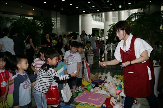 어린이집 아이들이 바자회장을 찾아 고사리손으로 모은 용돈으로 자신들에게 필요한 장난감과 학용품을 구매하고 있다.
