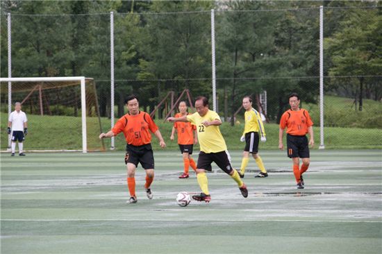 마포실버축구단(노란색 유니폼)과 강서실버축구단(주황색 유니폼)이 마포실버축구단 창단식 후 친선경기를 펼치고 있다.

