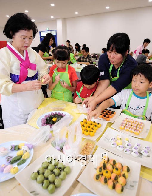 [포토] 온 가족이 함께 만드는 맛있는 송편