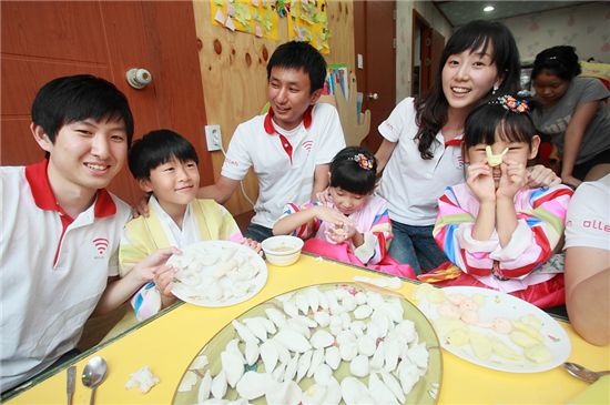 KT 신입사원들이 서울 종로구 청암지역아동센터에서 어린이들과 함께 송편을 만들며 즐거운 시간을 보내고 있다.