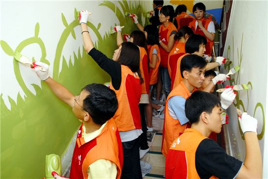 SK건설, 양로원 벽화그리기 봉사활동 실시