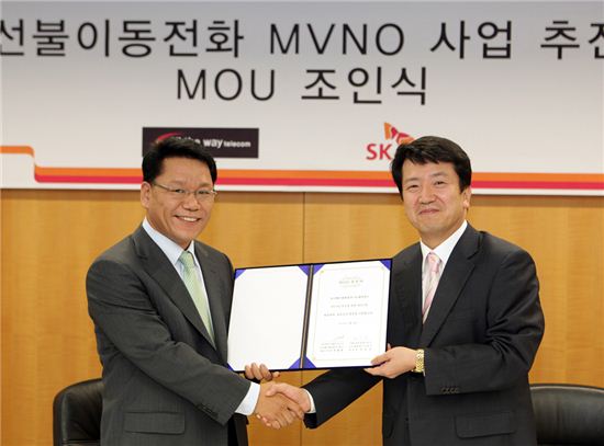SKT가 선불이동전화 업체 올더웨이텔레콤과 MVNO 사업 추진을 위한 양해각서를 맺었다. 
