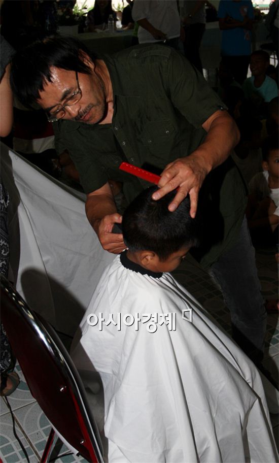 [포토]박준 대표, 찜통 더위 속 훈훈한 머리손질