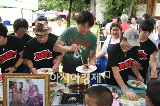 [포토]노라조 조빈, 태국 아이들 위해 따뜻한 온정 '훈훈'