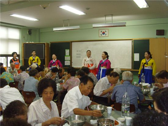자원봉사자들의 지역 어르신 음식 대접