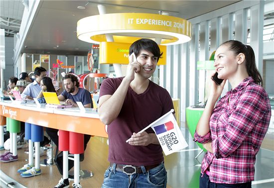 외국인 여행객들이 SK텔레콤의 ICT체험관인 티움에어포트에서 스마트폰을 이용하고 있다.