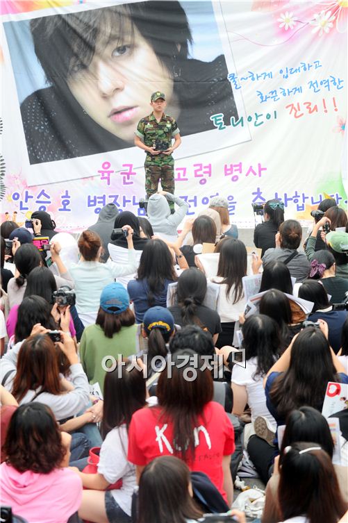 [PHOTO] Tony An speaks to fans upon military discharge