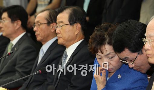 [포토] 의견 나누는 전성빈 신한금융이사회 의장