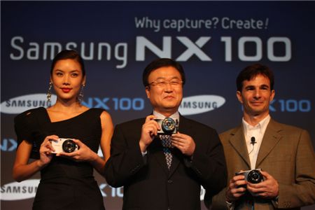 삼성전자 박상진 사장(가운데)이 미러리스 카메라 신제품 'NX100'을 들고 있다. 
