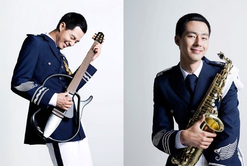 조인성, 공군 제복입은 모습 공개..'화보가 따로 없네'