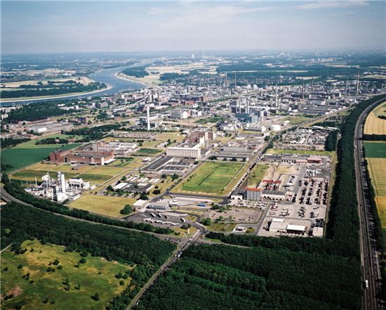 독일계 특수 화학기업 랑세스의 본사 근교에 위치한 도마겐 켄파크 화학단지 모습.