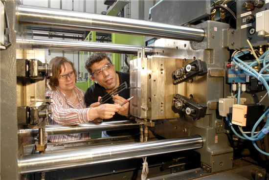 독일계 특수 화학기업인 랑세스의 독일 도마겐 화학단지 내 고성능 플라스틱 R&D센터에서 연구소장이 기술자와 의견을 나누는 모습