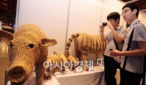 [포토] '짚풀공예 신기하네~'