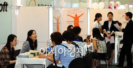 [포토] 즉석에서 면접받는 취업준비생들