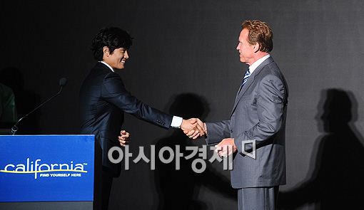 Lee Byung-hun and Arnold Schwarzenegger [Lee Ki-bum/Asia Economic Daily]