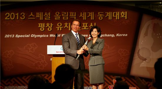 California governor Arnold Schwarzenegger and Grand National Party member Na Kyung-won at the press conference for the 2013 Special Olympics World Winter Games held at the Grand Hilton Hotel. [Ogilvy]