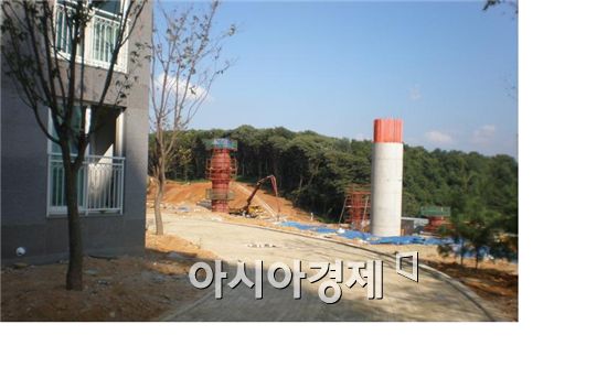 인천 서구의 한 아파트 옆에 건설되고 있는 인천도시철도 2호선. 사진출처=인천 서구청 홈페이지