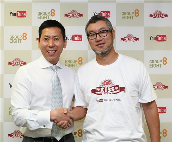 Google Korea CEO and Managing Director Lee Won-jin (left) and Group 8 CEO Song Byung-joon shake hands at a press conference announcing the production of a YouTube version of TV series "Naughty Kiss" held at Google Korea's headquarters in Seoul, South Korea on September 15, 2010. [Group 8]