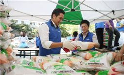 삼성건설 임직원들이 자발적으로 모금한 성금으로 구입한 쌀을 서초구 우면동 종합사회복지관을 통해 전달하고 있다.