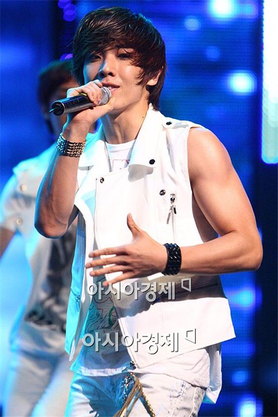 엠블랙 이준, 달팽이관 이상 구토증세·생방송中 병원행