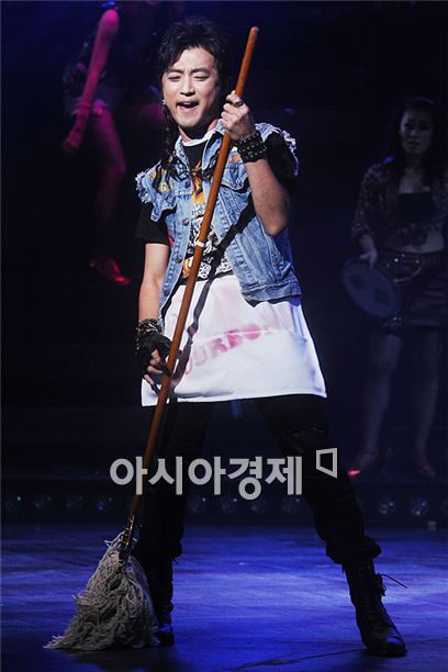 [PHOTO] Ahn Jae-wook performs for "Rock of Ages"