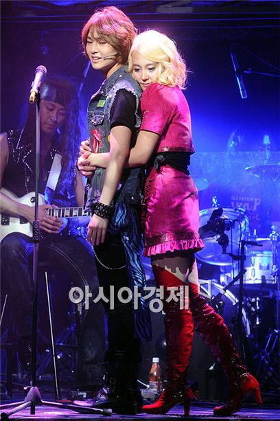 [PHOTO] Onew, Dana perform "Rock of Ages"