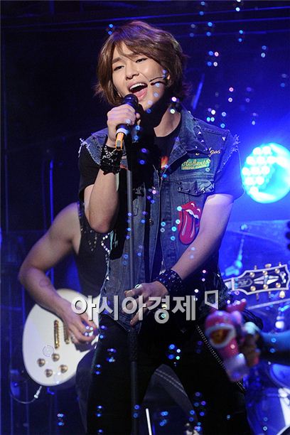 [PHOTO] Onew performs "Rock of Ages"