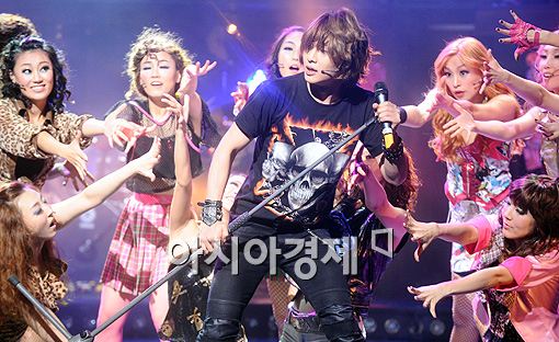 [PHOTO] Onew performs "Rock of Ages"