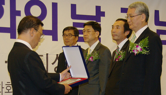류정렬 유신당 대표(오른쪽 맨 앞)가 14일 서울 세종문화회관에서 열린 인쇄문화의 날 행사 때 인쇄문화협회 홍우동 회장(왼쪽)으로부터 인쇄문화대상(경영관리부문)을 받고 있다. <디트뉴스24> 
