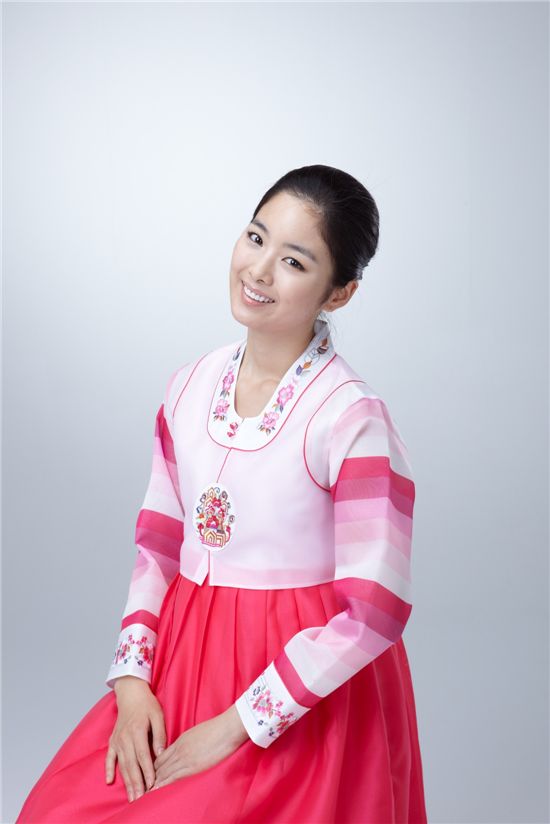 한복 갈아입은 '소개팅녀' 한지우 "풍성한 한가위 되세요"