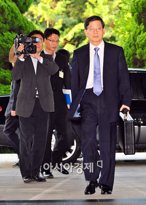 총리후보자로 지명된 당시 김황식 감사원장이 서울 삼청동 감사원으로 출근 하는 모습. 사진 = 아시아경제 DB 