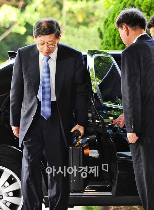 [포토] 출근하는 김황식 총리 후보자