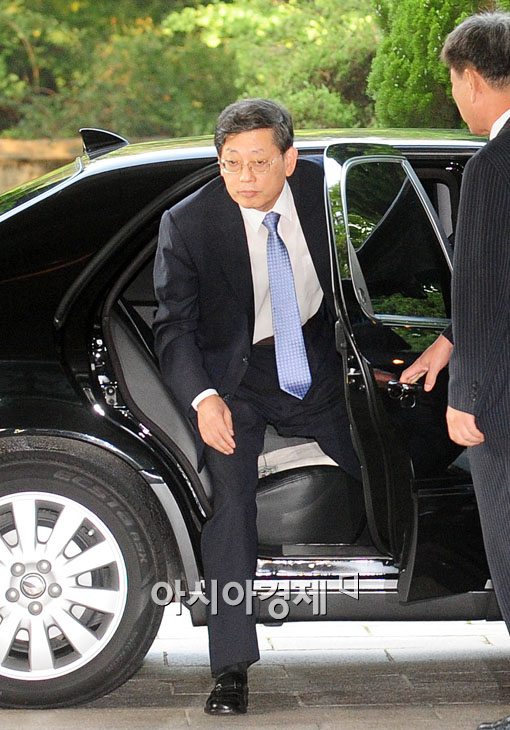 [포토] 출근하는 김황식 총리 후보자