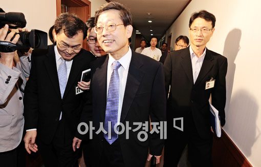 [포토] 밝은 모습의 김황식 총리 후보자