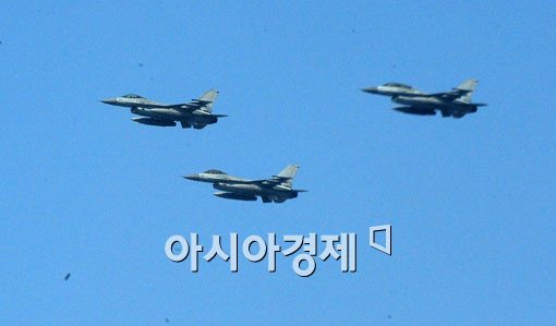 [포토] 서울 하늘 가로지는 최신 전투기 편대
