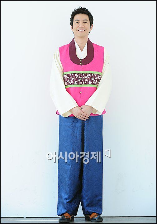 [한복포토]최원영 '한복도 잘 어울리죠?'