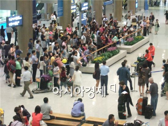 19일 오후 인천공항 입국장. 반가운 이들을 기다리는 사람들로 가득찼다. 