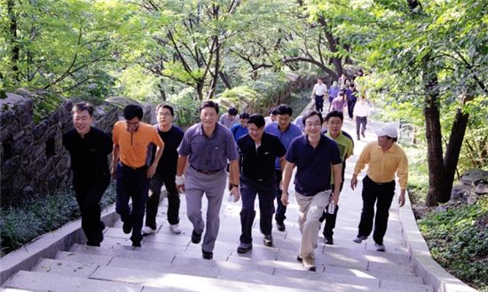 ◆회사와 가까운 이점을 활용, 남산을 산책하고 있는 허명수 GS건설 사장(왼쪽 네번째 )과 직원들.