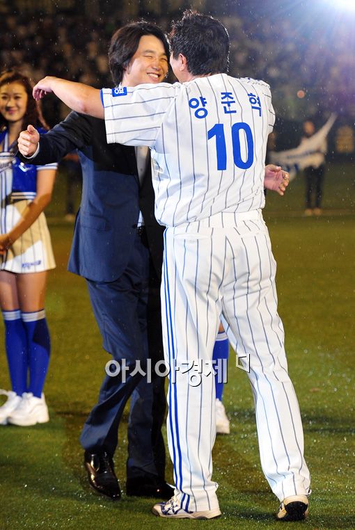 [포토]김태욱 '친구야 고생 많았다'