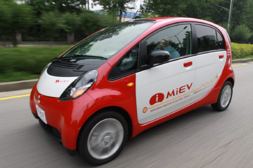 미쯔비시가 세계 최초로 내놓은 전기차 '아이미브'.