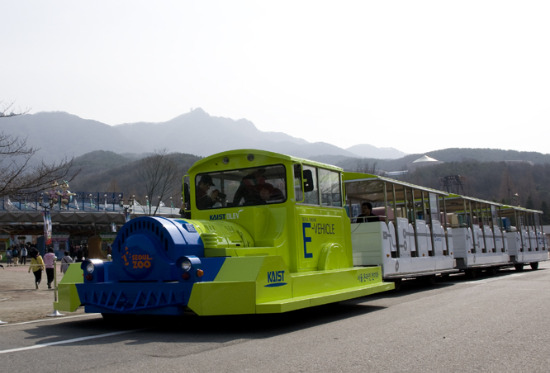 서울대공원에 설치된 온라인전기자동차가 전자파검사 결과 국내 기준인 62.5mG(밀리가우스) 안에 들었다.