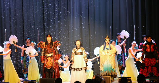 2010세계대백제전에서 160여명의 전문배우가 출연한 수상공연'사마이야기'. 첫 공연서 1300여 좌석이 매진, 대박공연이 될 것이란 예상이다. 