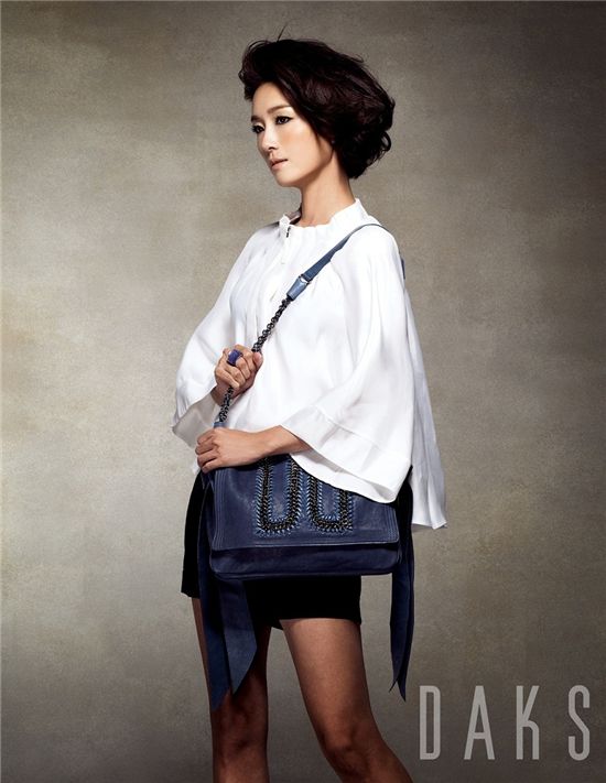 오연수, 절정의 그레이스 패션 매력 '발산'