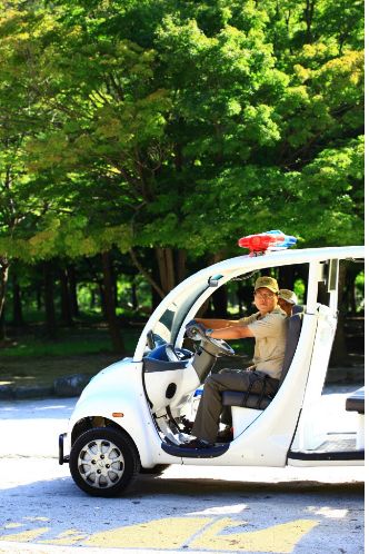 국립공원관리공단은 20일 매연과 소음이 없는 친환경 전기자동차를 운행하여 순찰이나 응급환자 후송에 이용하기로 했다.
