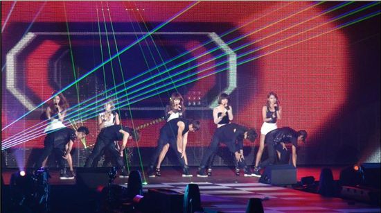 4minute performs at a fashion show in Japan