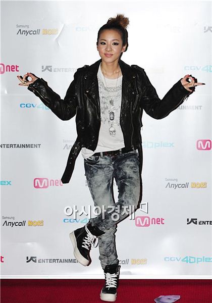 [PHOTO] 2NE1 Sandra, Minzy at 4D MV showcase