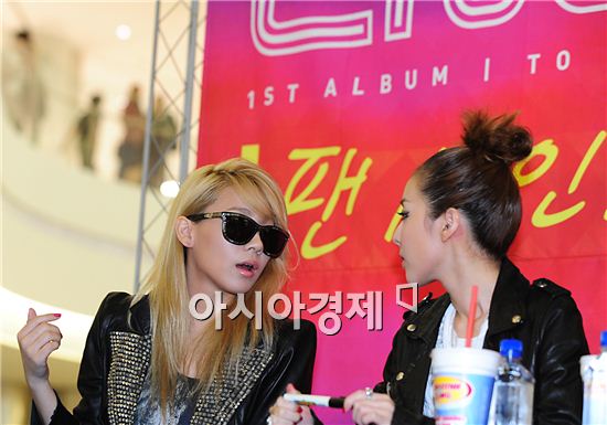 2NE1 members CL and Sandra Park [Park Sung-ki/Asia Economic Daily]